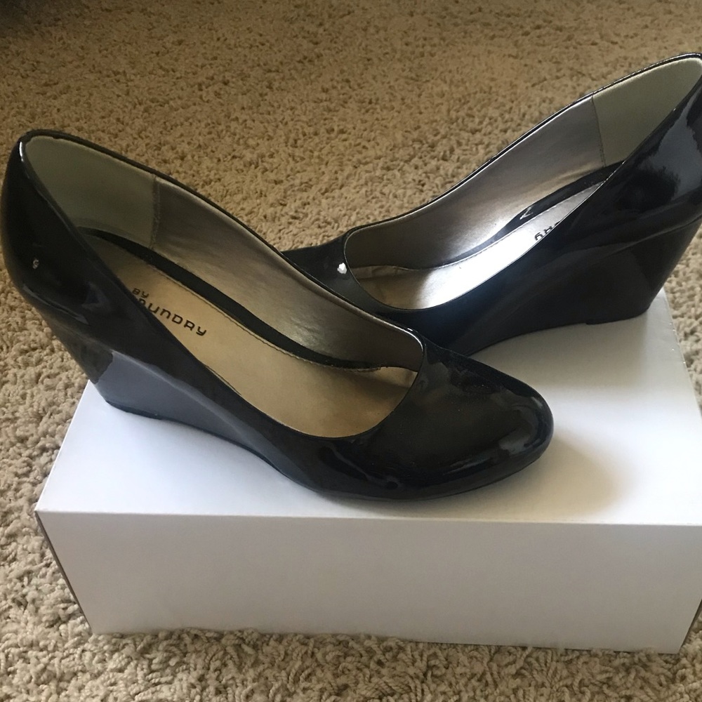 Black wedges